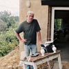 Thierry Leonelli, potier à Riventosa, devant sa maison-atelier construite sur un terrain de famille. © Béatrice Lucchese